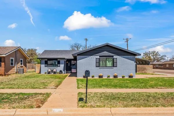 a view of a yard in front of a house with a yard