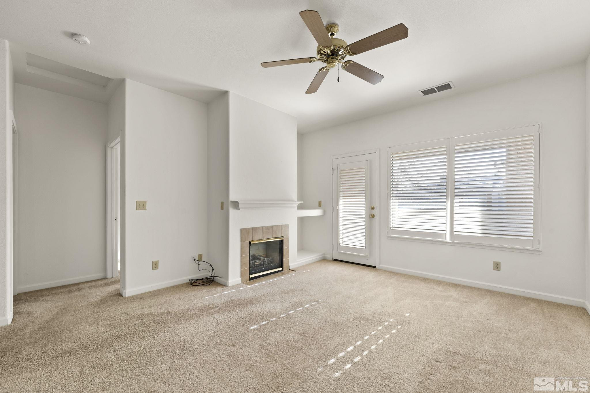 900 South Meadows Parkway, Unit 3423 Reno, NV 89521 - Photo 5 of 37 a view of a livingroom with a ceiling fan and window