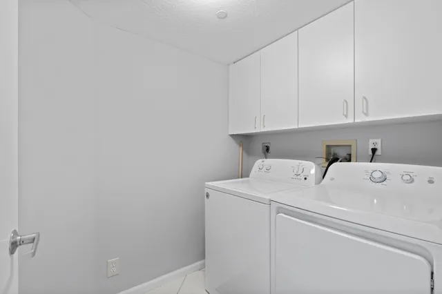 a view of livingroom with furniture