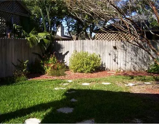 a view of yard with green space