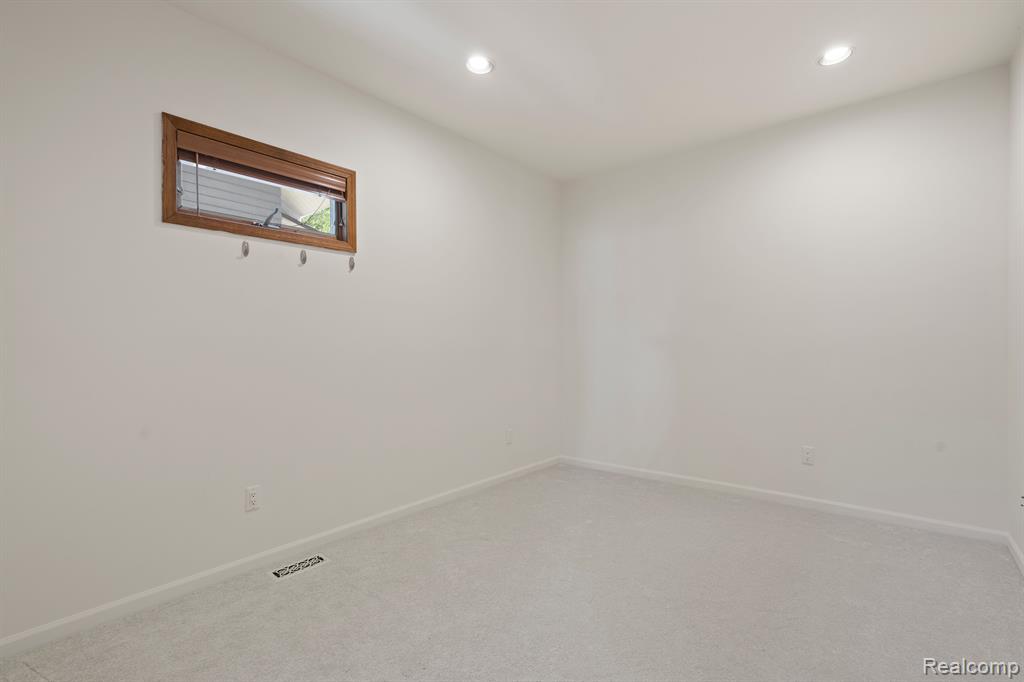 403 Taylor Avenue Rochester, MI 48307 - Photo 25 of 34