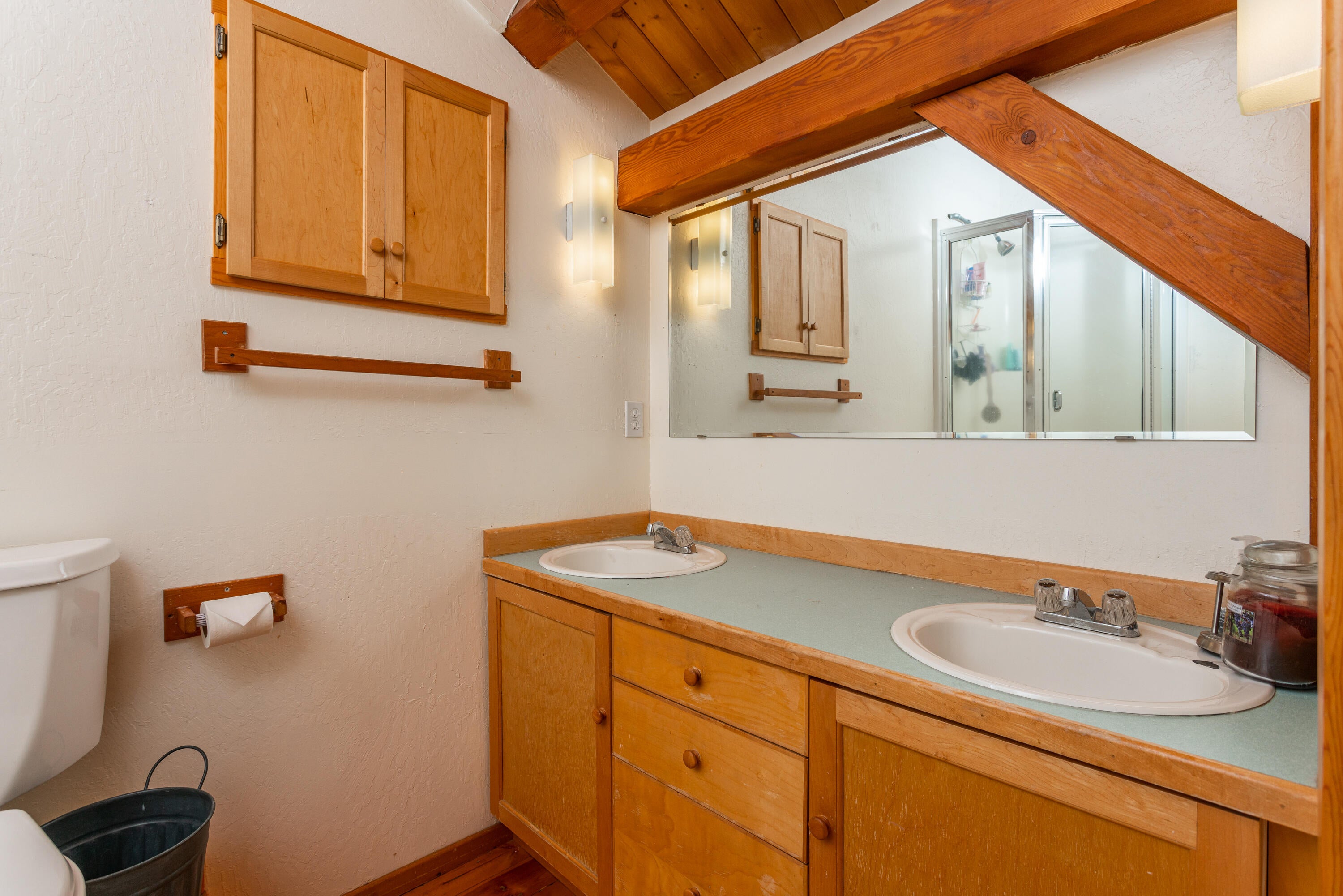 64385 Crosswinds Road Bend, OR 97703 - Photo 14 of 26 Primary bathroom