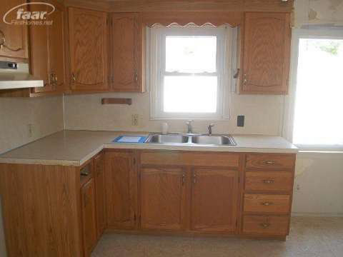 1318 Pierson Road Flint, MI 48505 - Photo 12 of 25 20421466-11.JPG