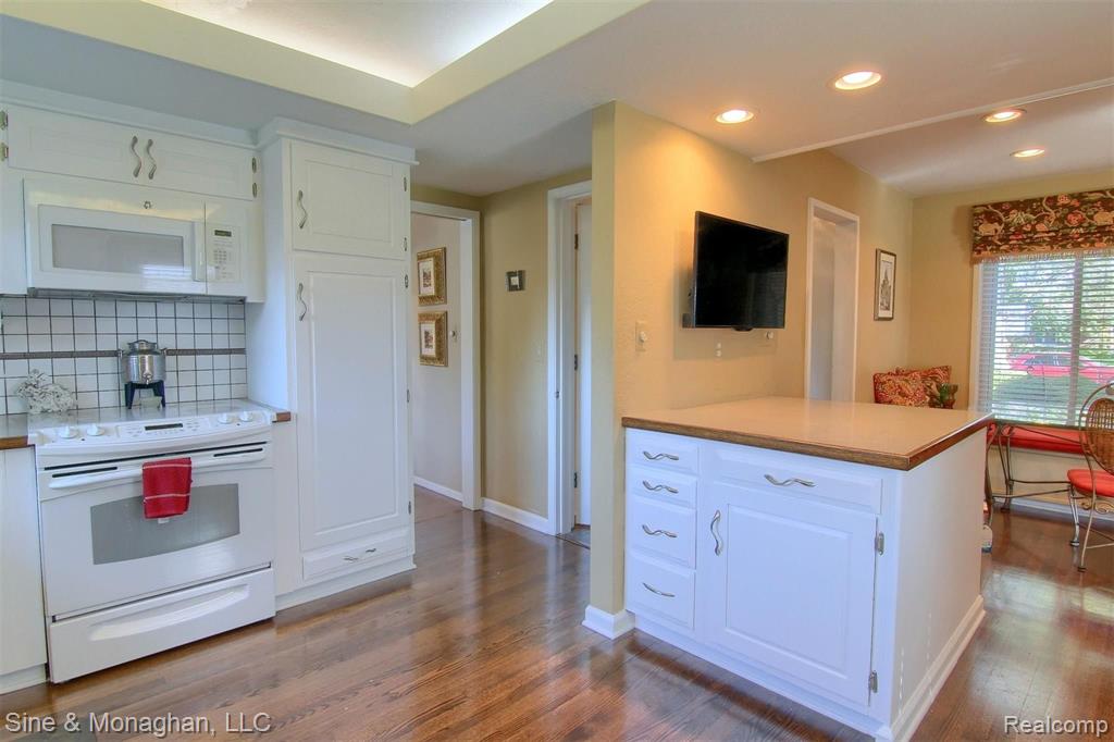 403 Barclay Road Grosse Pointe Farms, MI 48236 - Photo 6 of 29