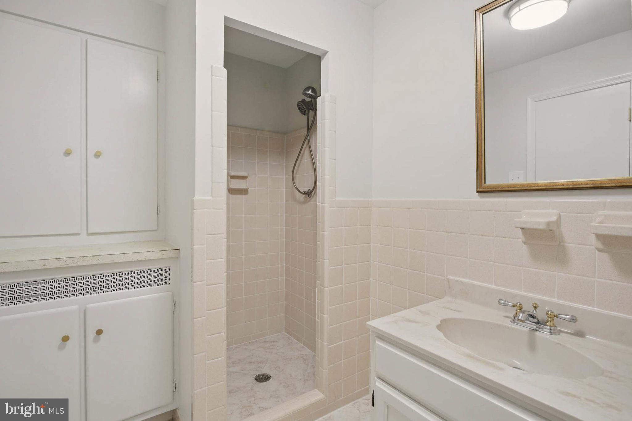 7605 Range Road Alexandria, VA 22306 - Photo 25 of 40 hall full bath