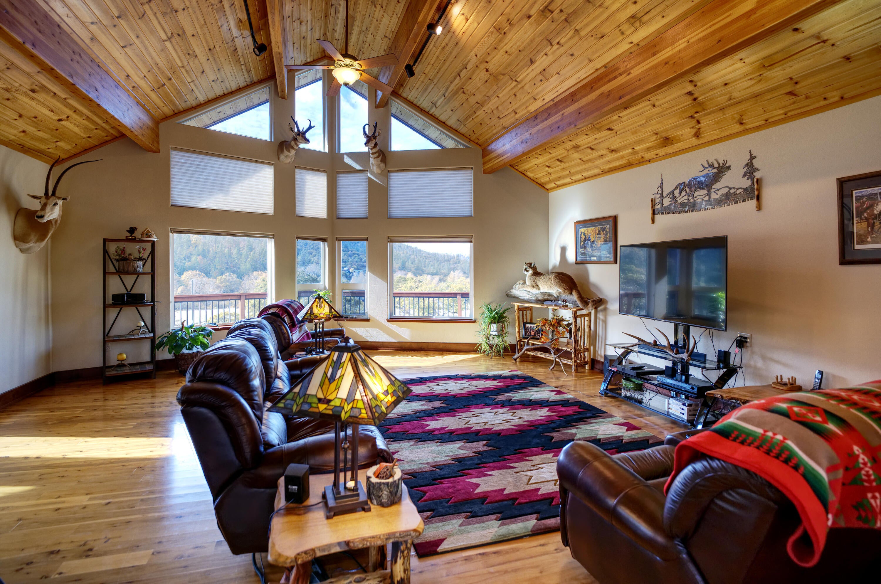 6555 East Antelope Road Eagle Point, OR 97524 - Photo 8 of 30 Twin Pines Home Living Area