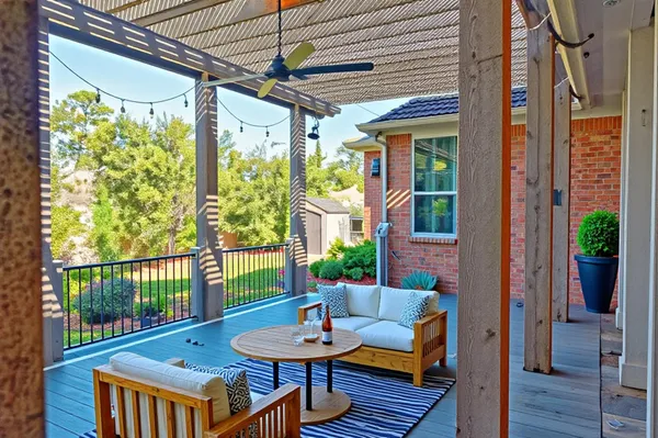 a view of yard with green space