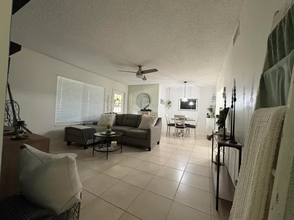 $1,650 | 330 Knotty Pine Circle, Unit B2, Greenacres, FL 33463