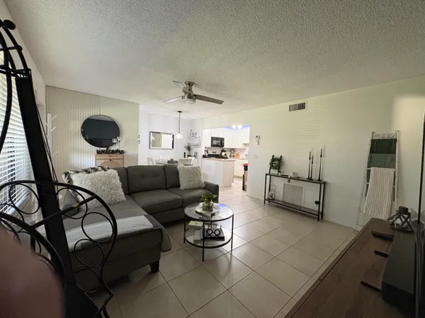 $1,650 | 330 Knotty Pine Circle, Unit B2, Greenacres, FL 33463