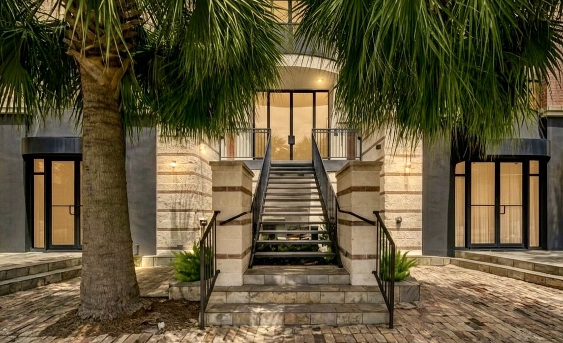 1722 Washington Avenue, Unit D Houston, TX 77007 - Photo 3 of 28 Front entrance with controlled access doors.