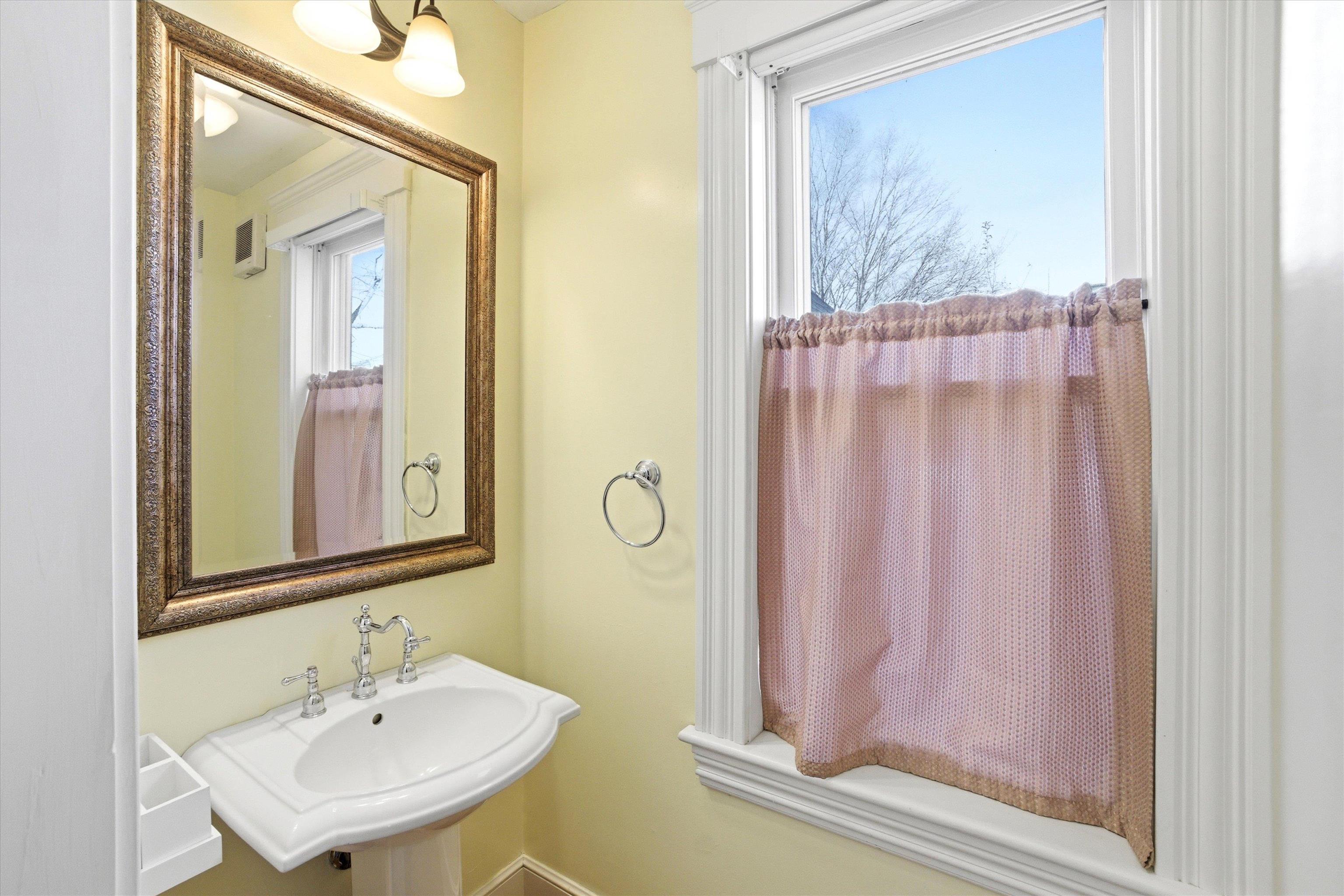 631 Lake Avenue Manchester, NH 03103 - Photo 32 of 57