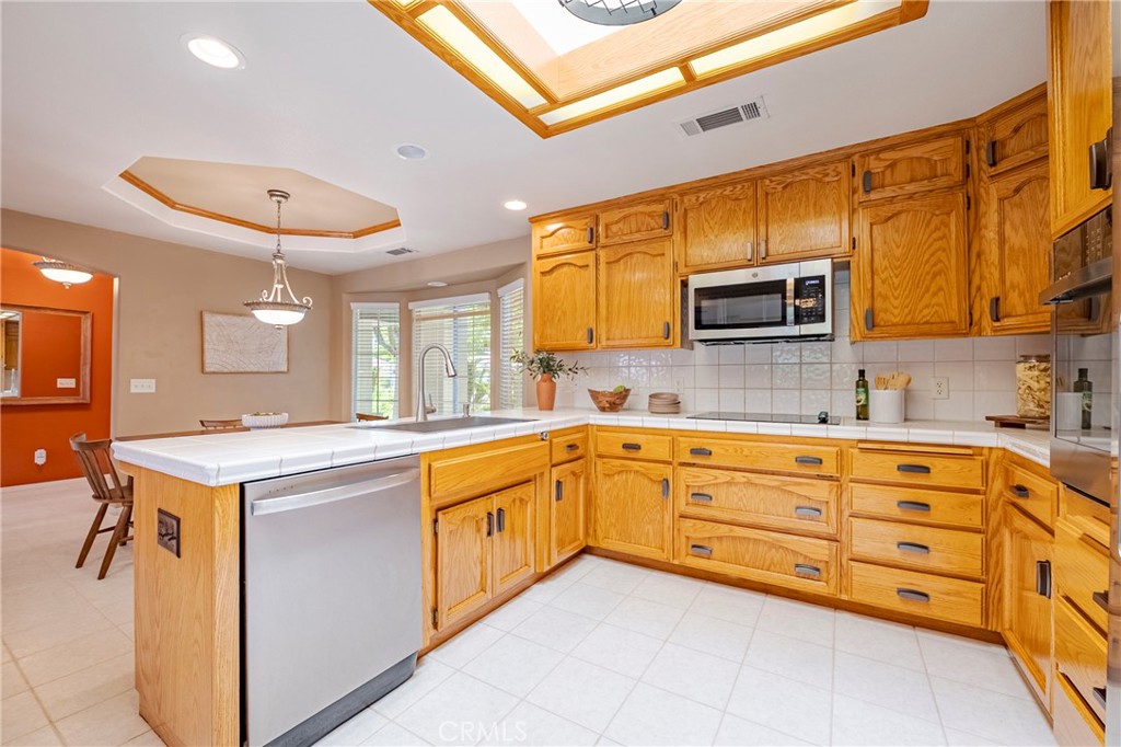 625 Redwing Drive Merced, CA 95340 - Photo 17 of 57 a kitchen with stainless steel appliances granite countertop a sink and cabinets