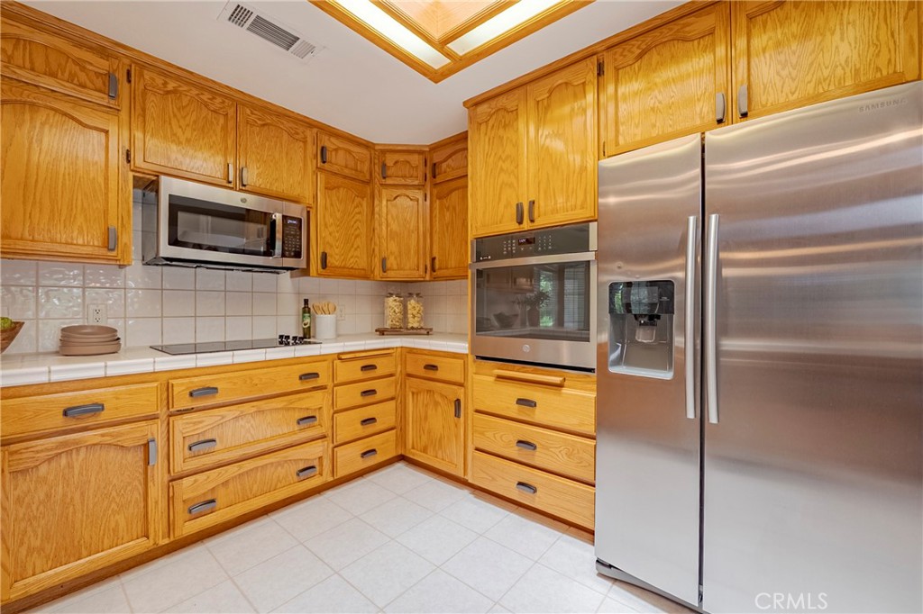 625 Redwing Drive Merced, CA 95340 - Photo 30 of 57 a kitchen with stainless steel appliances granite countertop a refrigerator and cabinets