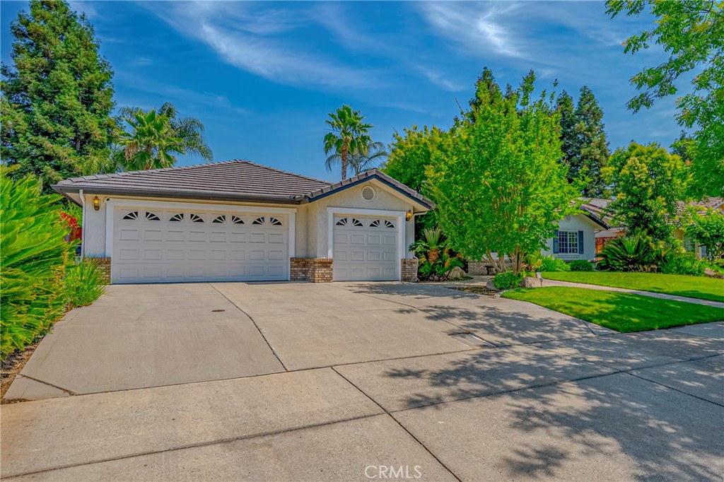 625 Redwing Drive Merced, CA 95340 - Photo 5 of 57 a front view of a house with a yard and garage