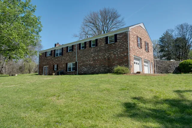 a view of a house with backyard and garden