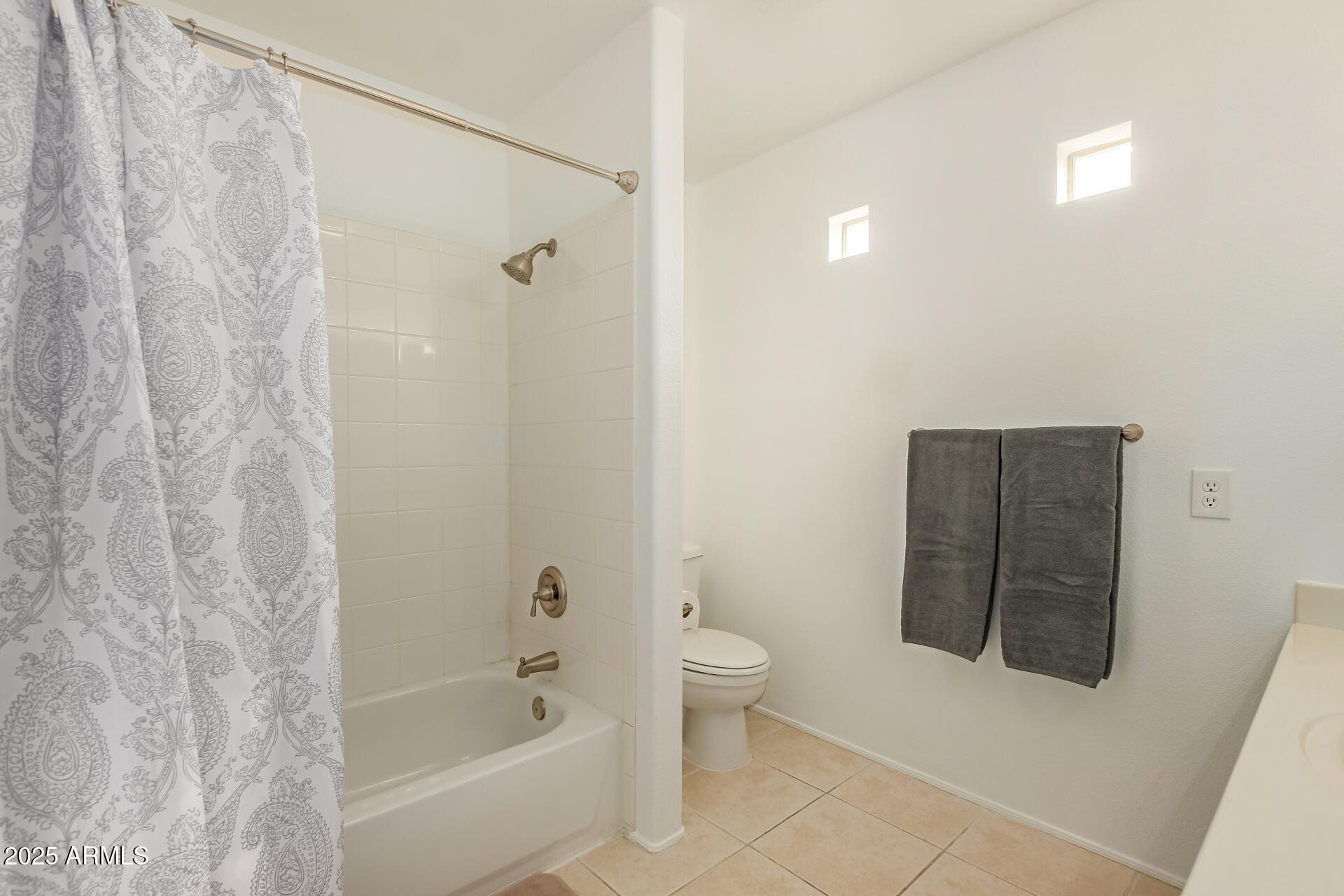 3221 North 37th Street, Unit 4 Phoenix, AZ 85018 - Photo 29 of 40 a bathroom with a toilet and a bathtub