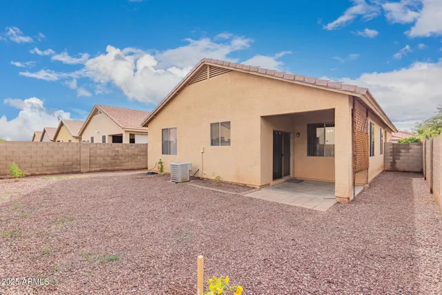 a view of a house with backyard