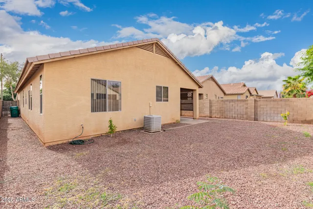 a view of a house with backyard