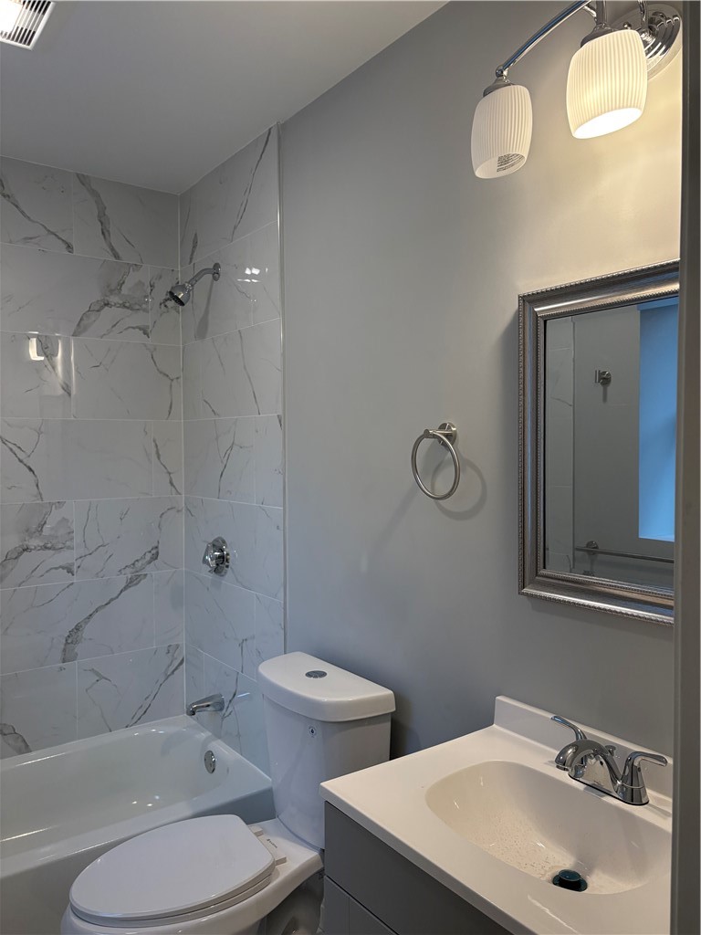 184 Avenue C, Unit E5 Woonsocket, RI 02895 - Photo 8 of 11 Full Bathroom