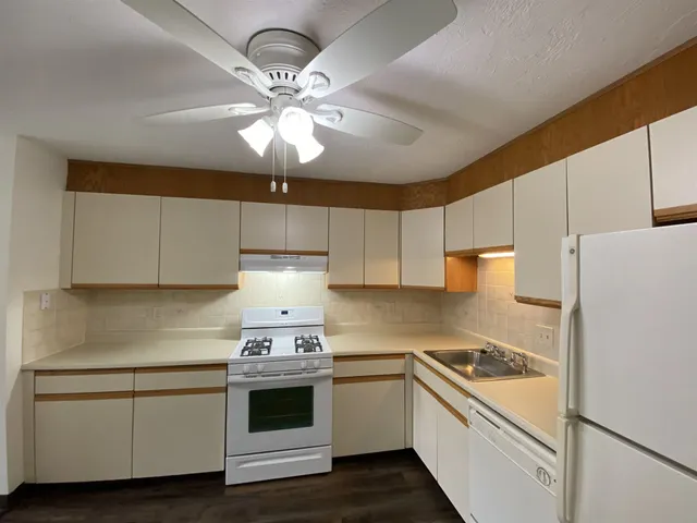 $1,727 | 379 Huse Road, Unit 19, Manchester, NH 03103