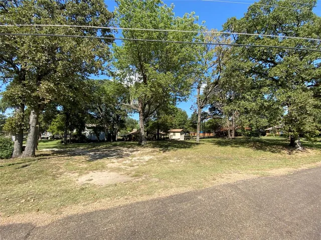 a view of a yard with a house