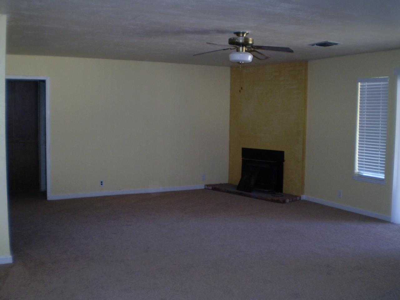 14538 Holiday Road Redding, CA 96003 - Photo 4 of 22 Living room