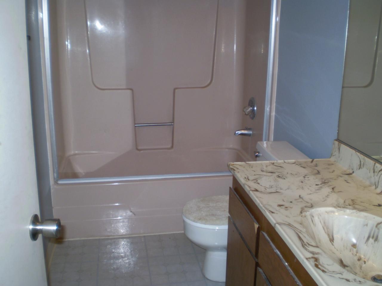 14538 Holiday Road Redding, CA 96003 - Photo 8 of 22 Guest bath