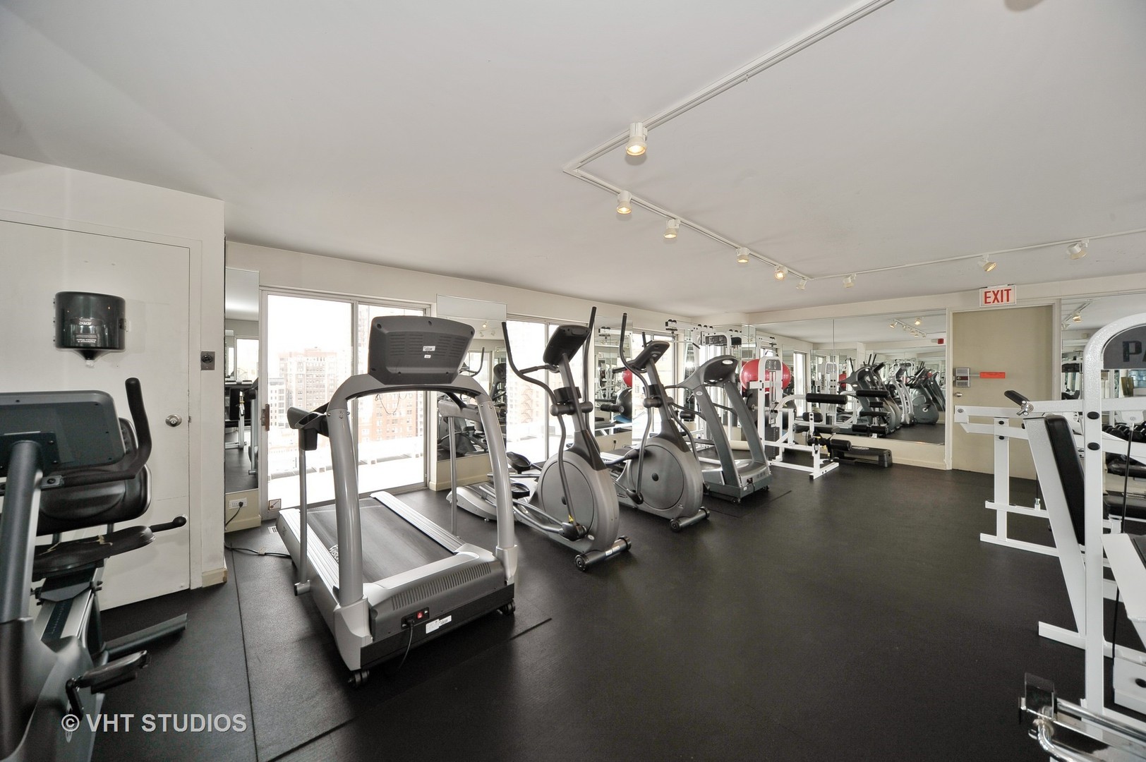 450 West Briar Place, Unit 11G Chicago, IL 60657 - Photo 17 of 21
