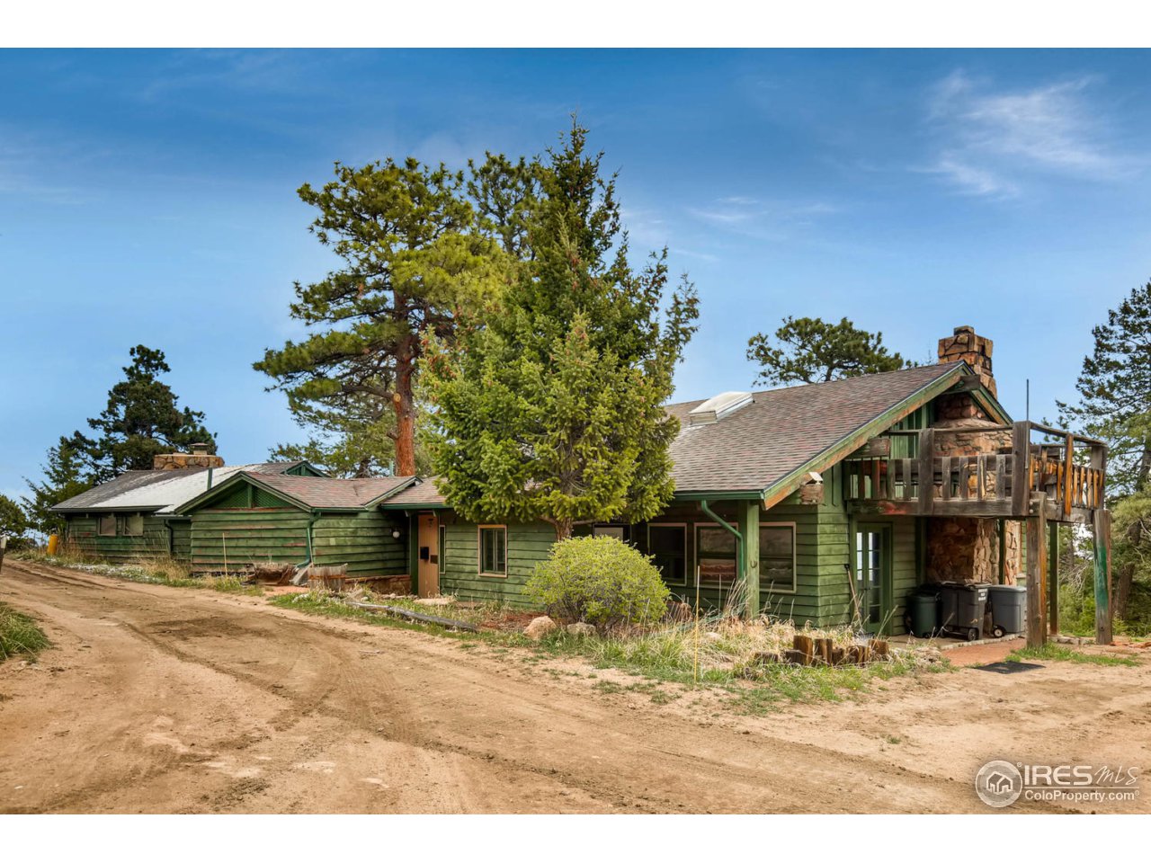 8537 Doubleheader Ranch Road Morrison, CO 80465 - Photo 29 of 40 a backyard of a house with table and chairs