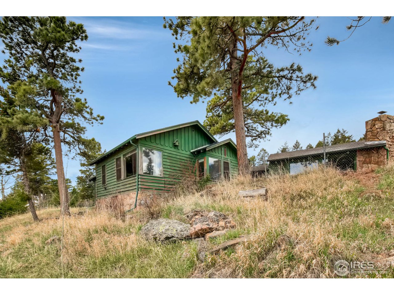8537 Doubleheader Ranch Road Morrison, CO 80465 - Photo 32 of 40 a backyard of a house with lots of green space