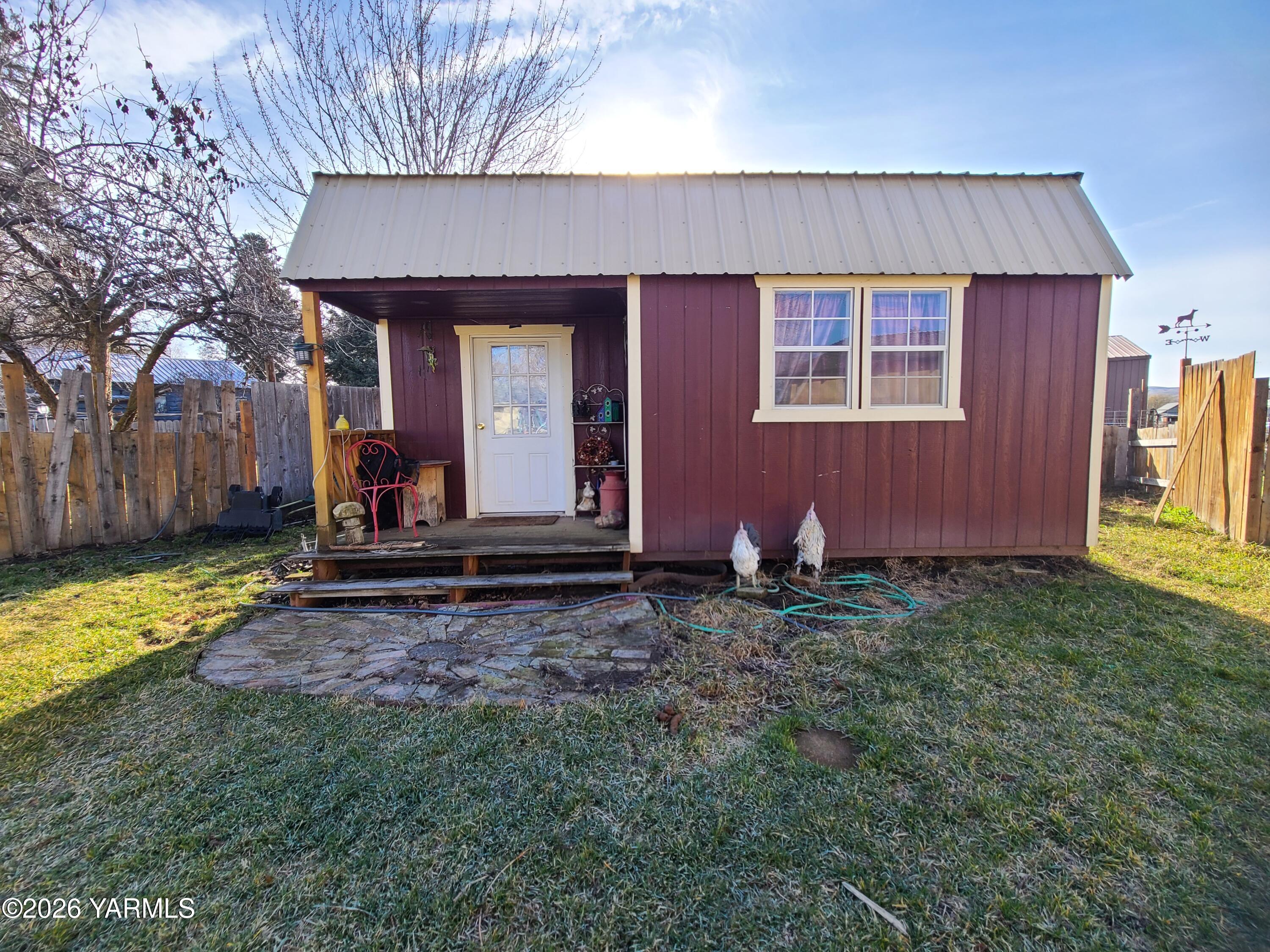 10608 Hackett Road Yakima, WA 98903 - Photo 15 of 25 a house with trees in the background
