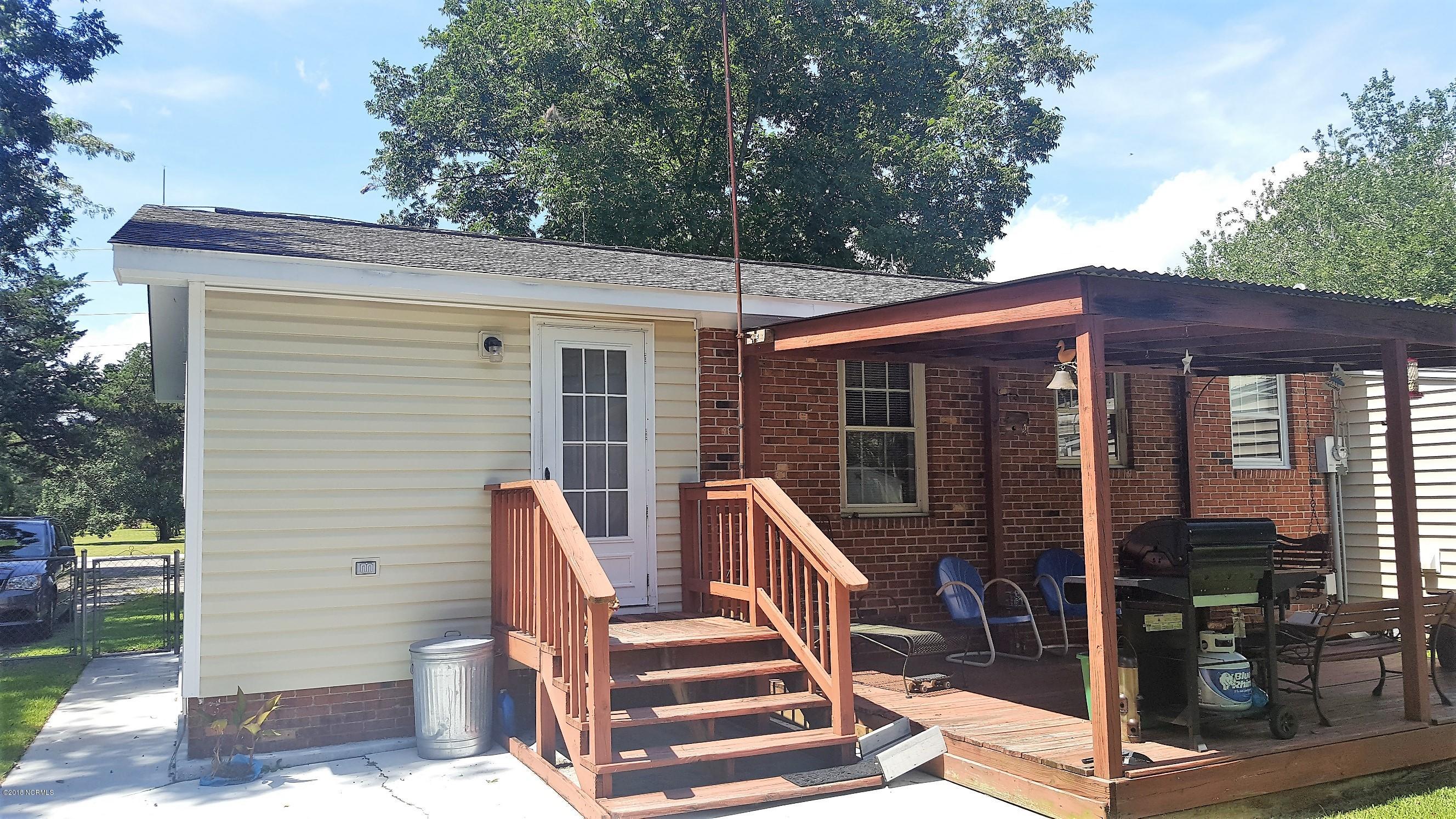 142 Lake Road Newport, NC 28570 - Photo 28 of 45 Covered back deck
