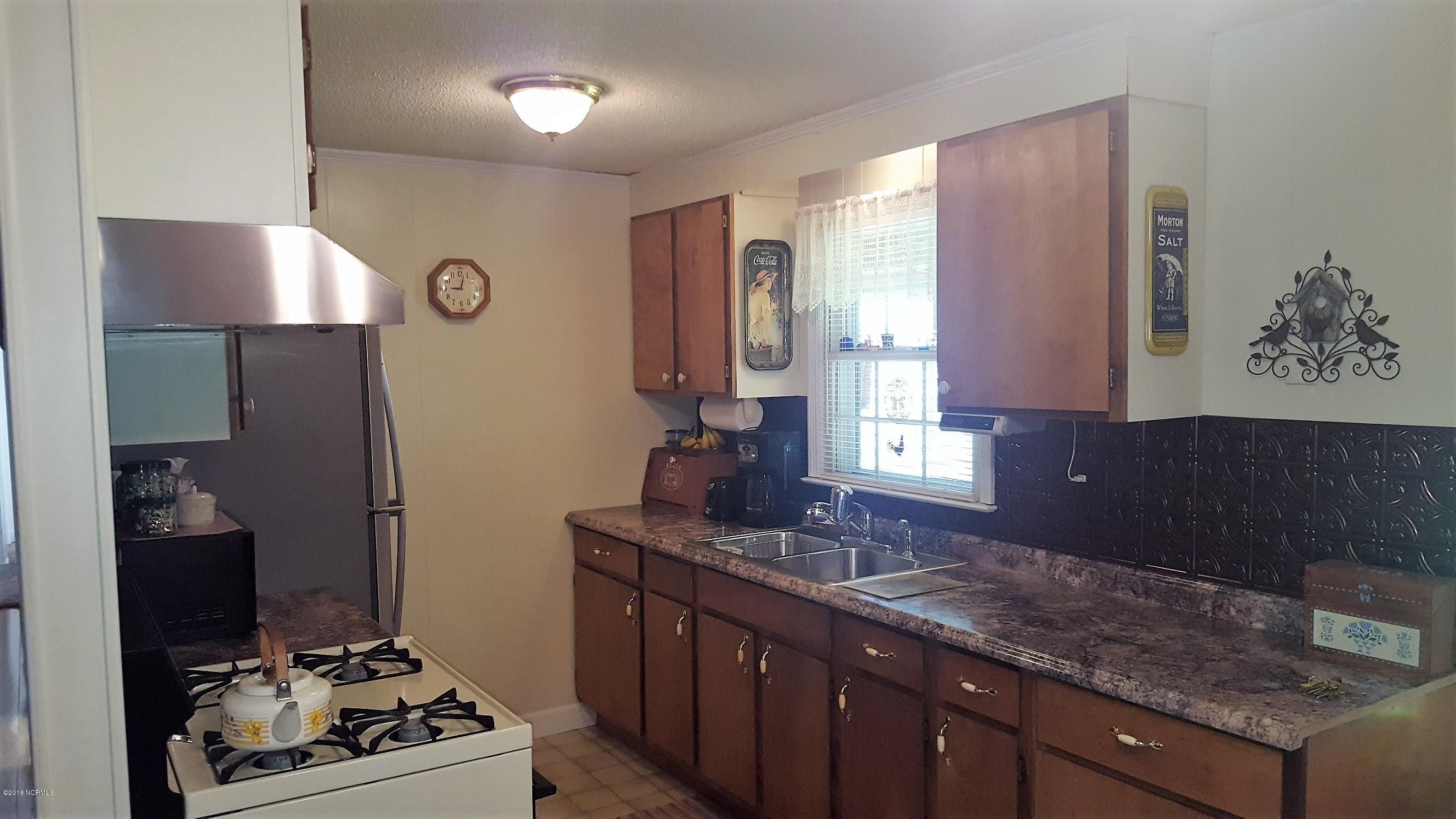 142 Lake Road Newport, NC 28570 - Photo 8 of 45 Kitchen