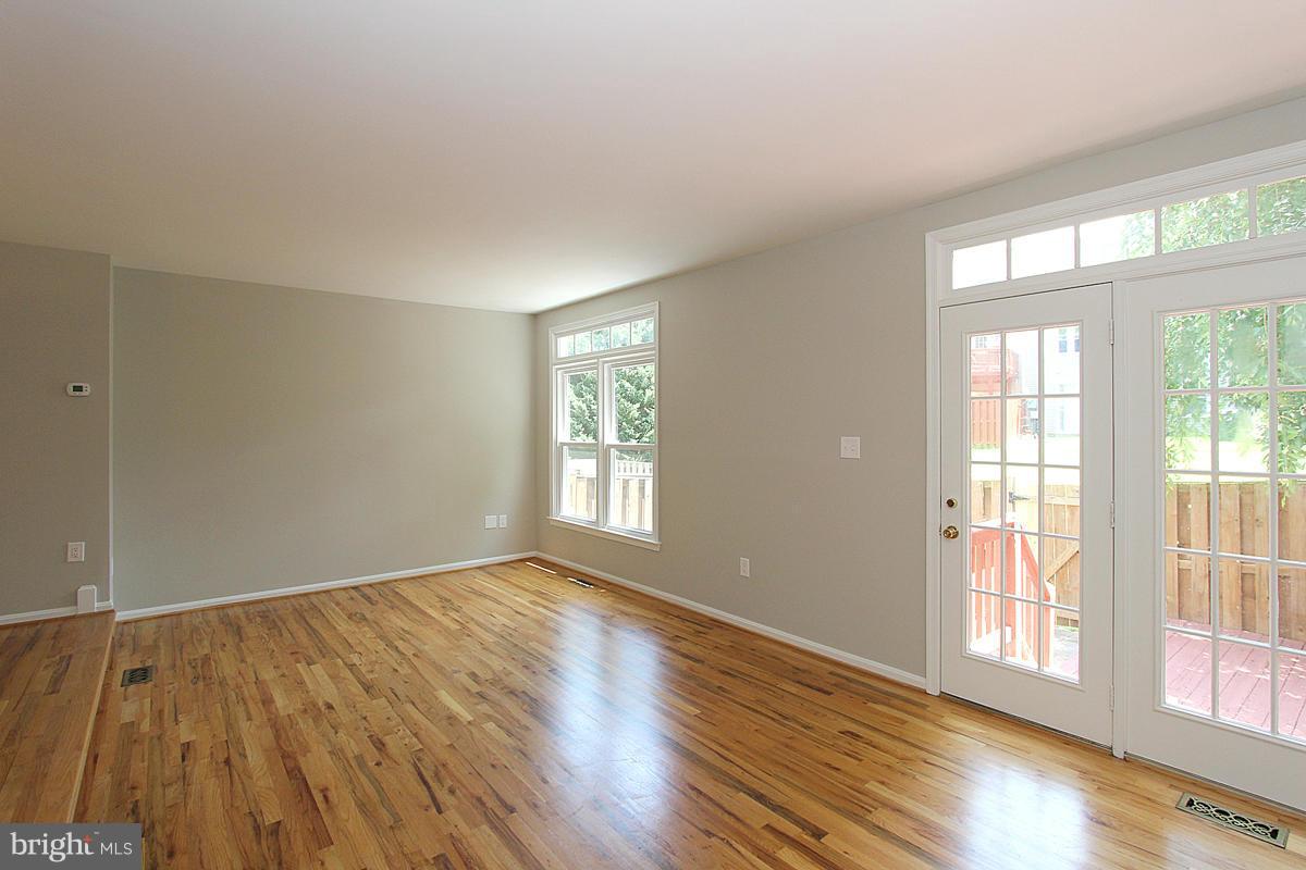 7231 Olde Lantern Way Springfield, VA 22152 - Photo 11 of 30 Living Room