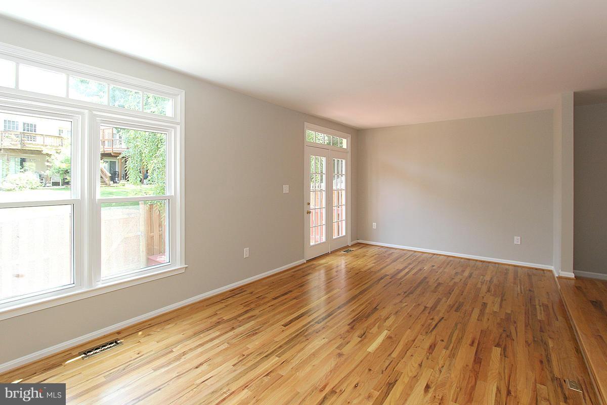 7231 Olde Lantern Way Springfield, VA 22152 - Photo 12 of 30 Living Room
