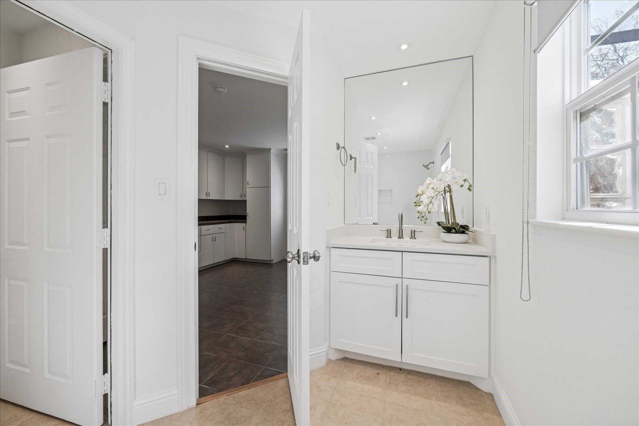 2409 Dryden Road Houston, TX 77030 - Photo 13 of 32 A full bathroom downstairs features a tub/shower combination and is conveniently located just off the bedroom. This setup offers comfort and practicality for guests or flexible living arrangements.