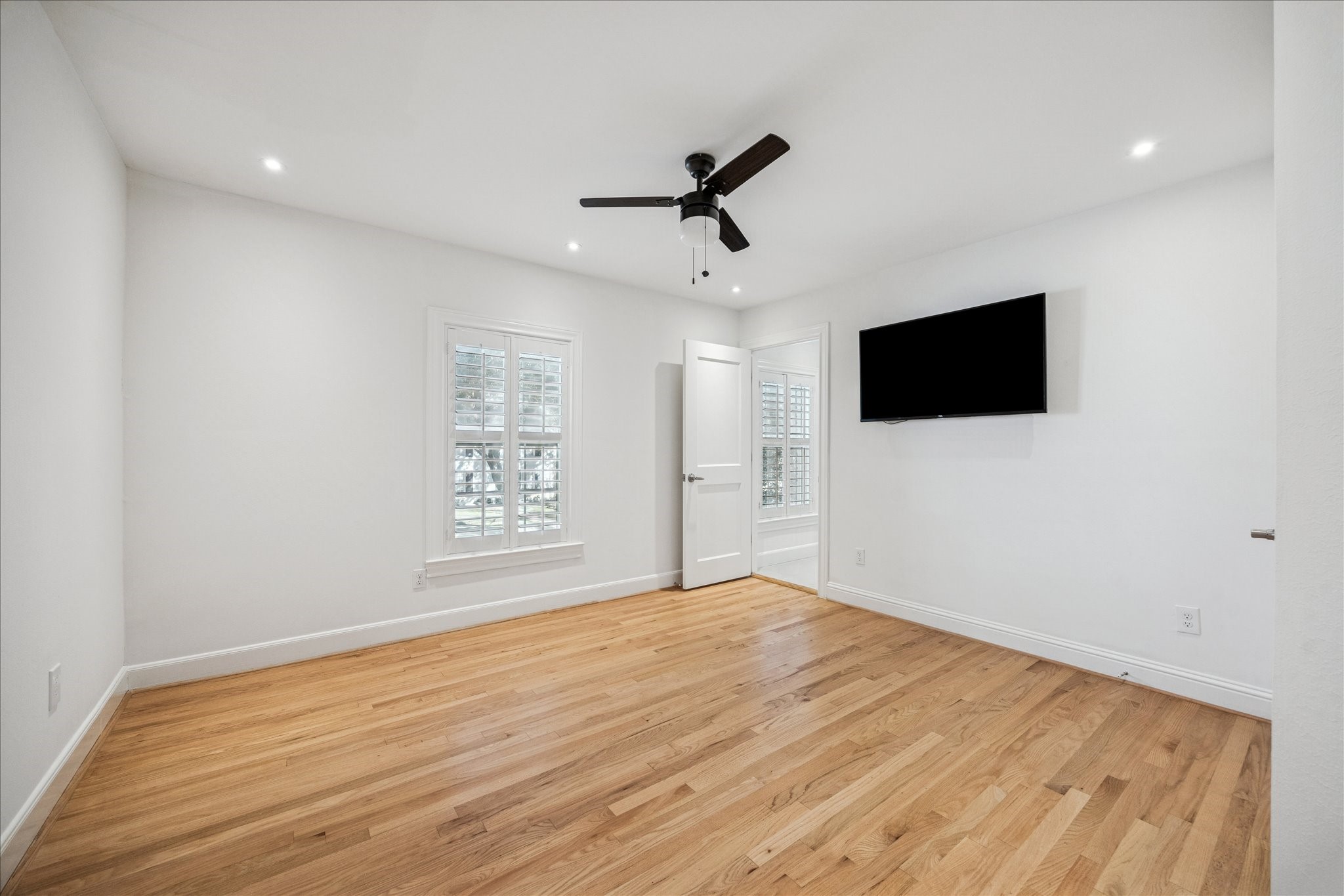 2409 Dryden Road Houston, TX 77030 - Photo 26 of 32 The second primary bedroom is spacious and well suited for a sitting area or workspace and includes a walk-in closet for ample storage.