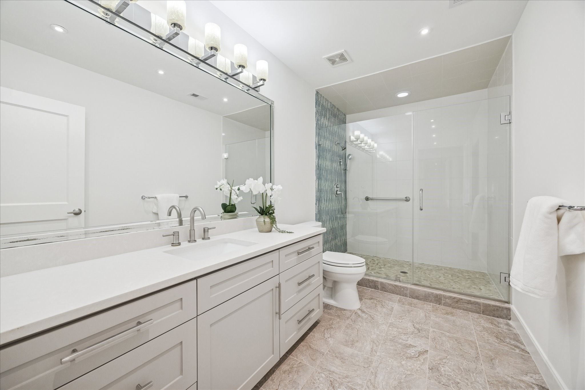 2409 Dryden Road Houston, TX 77030 - Photo 30 of 32 A full bath with a walk-in shower serves this bedroom, offering privacy and functionality.