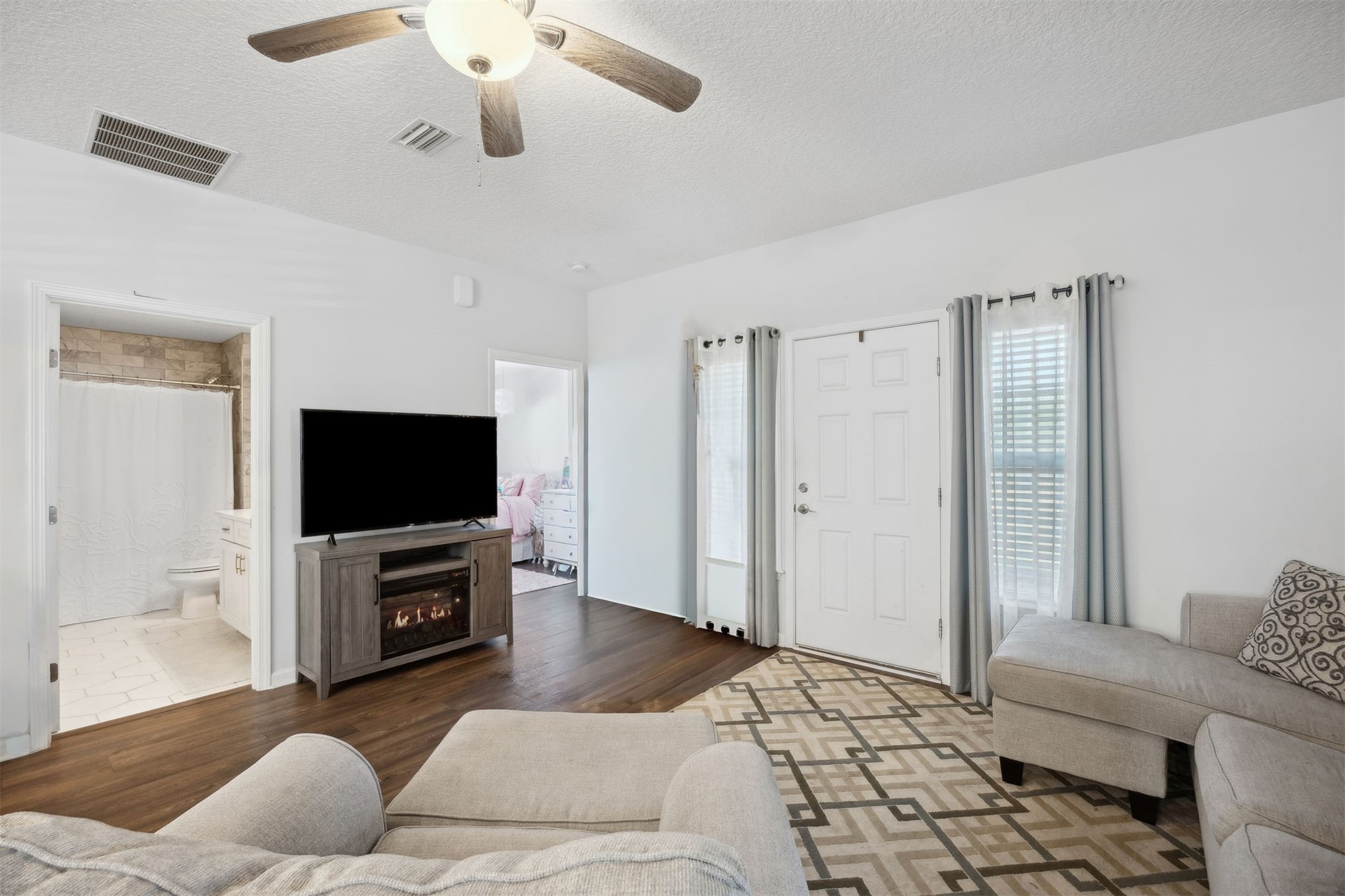 45480 Musslewhite Road Callahan, FL 32011 - Photo 15 of 31 a living room with furniture and a flat screen tv