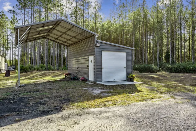 a view of a house with backyard and trees