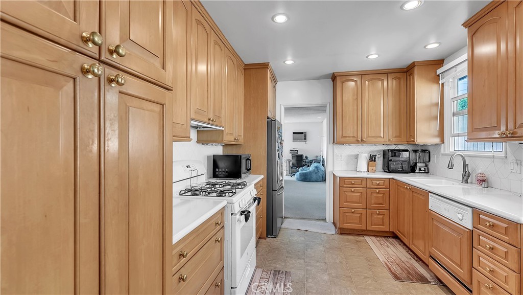 919 Delaware Road Burbank, CA 91504 - Photo 14 of 36