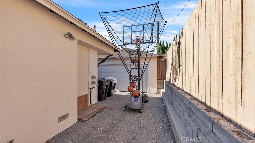 919 Delaware Road Burbank, CA 91504 - Photo 35 of 36