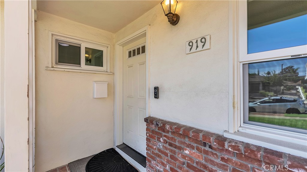 919 Delaware Road Burbank, CA 91504 - Photo 5 of 36