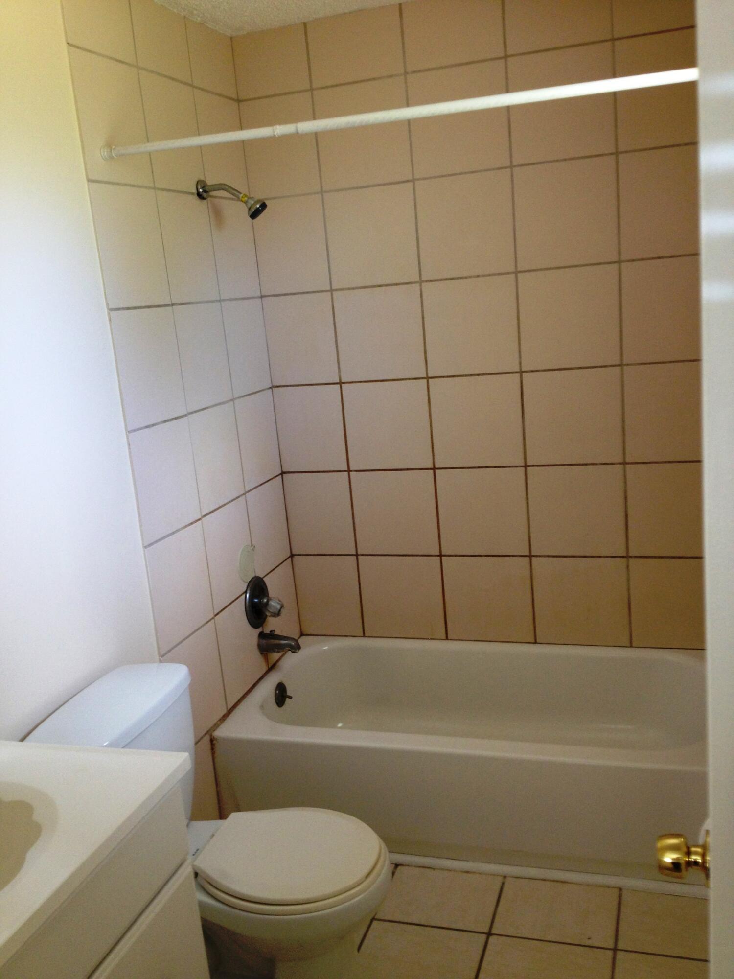 6604 Pensacola Road Fort Pierce, FL 34951 - Photo 4 of 11 Pensacola.bath2