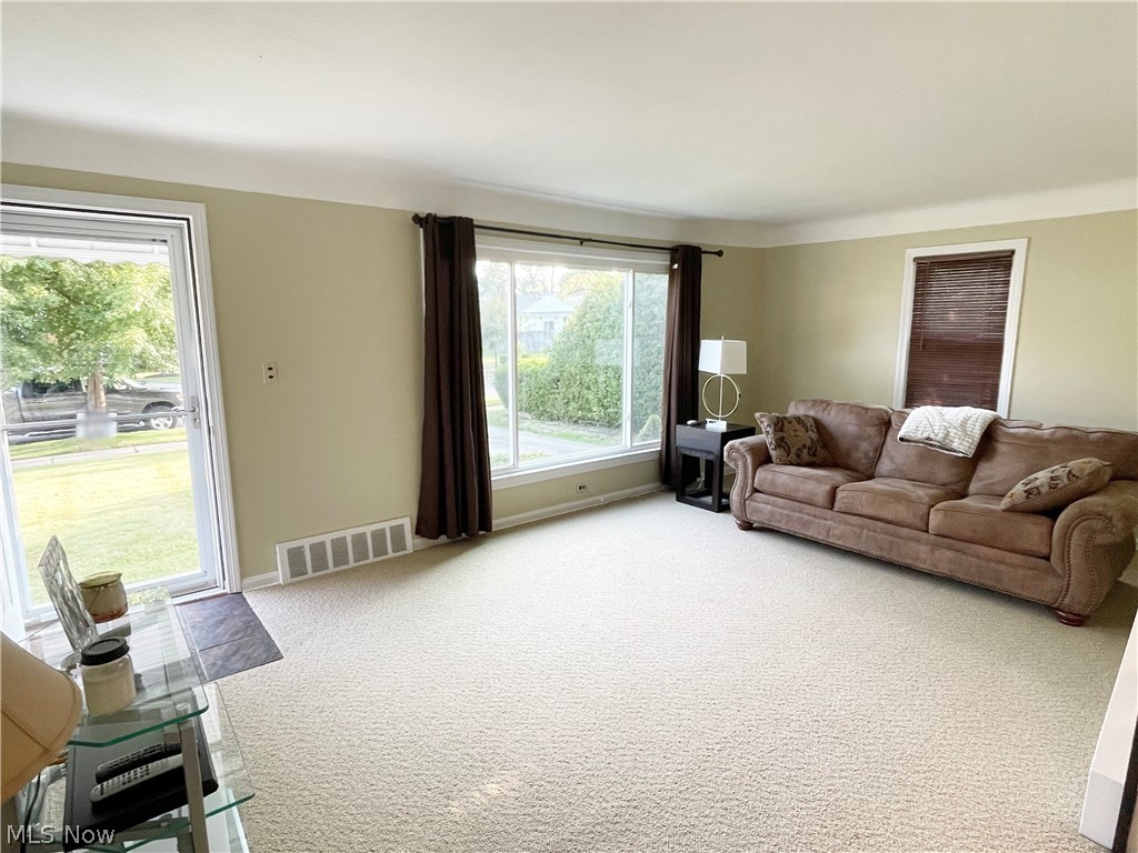5528 Huron Road Lyndhurst, OH 44124 - Photo 3 of 26 Living Room