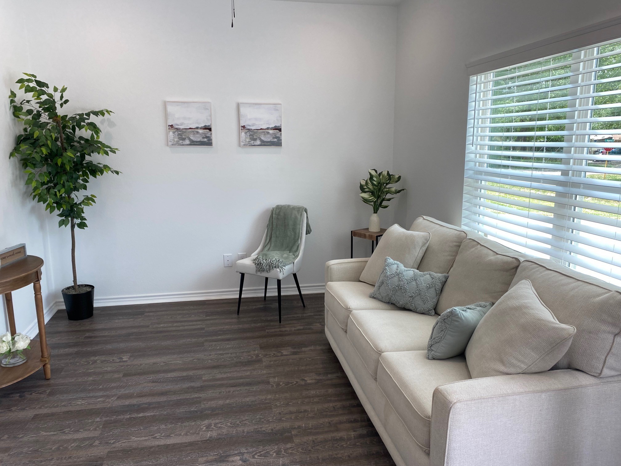 24029 Wildwood Road, Unit 23 Porter, TX 77365 - Photo 2 of 21 a living room with furniture and a potted plant