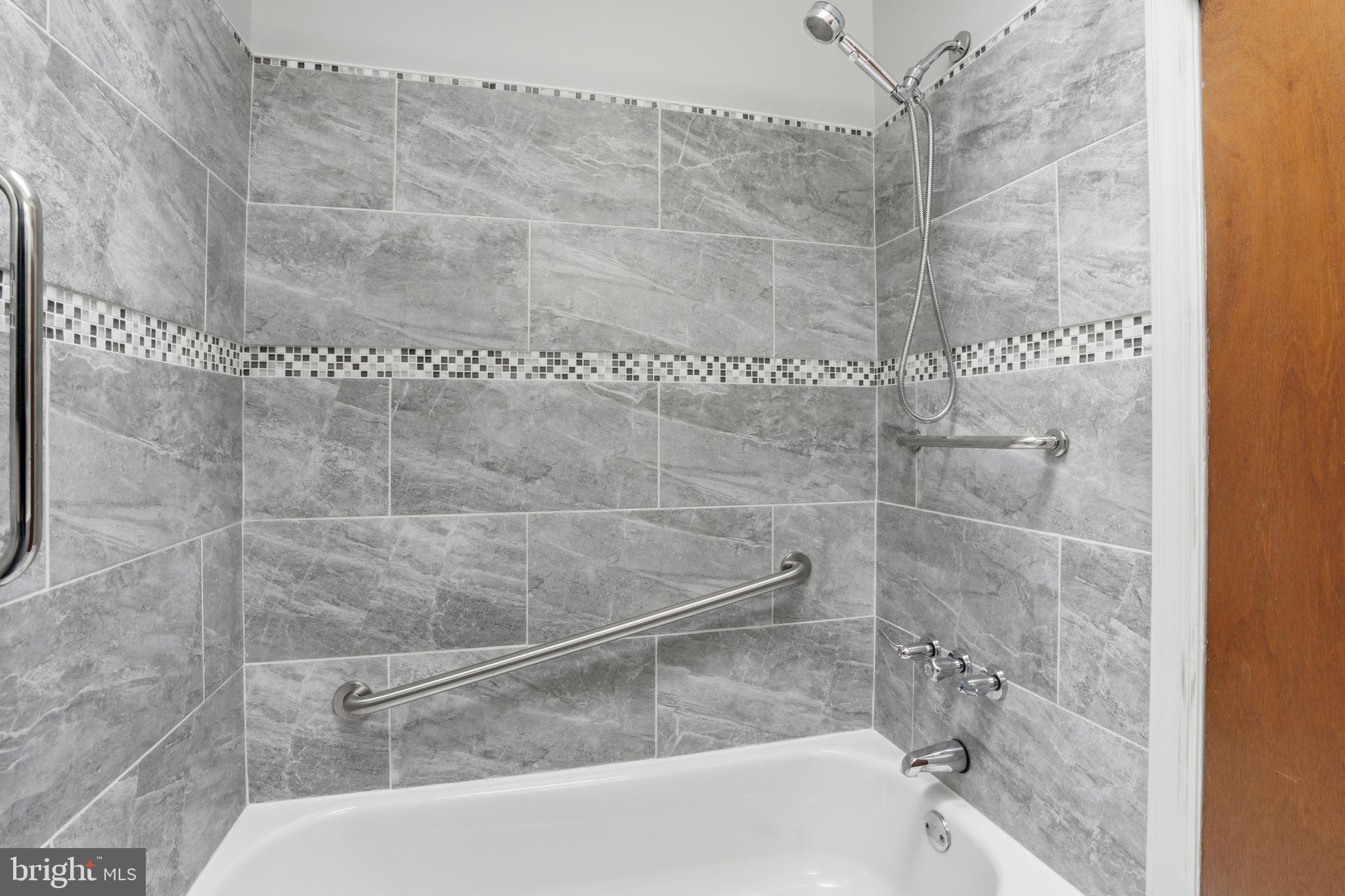 8931 Leonard Street Philadelphia, PA 19152 - Photo 19 of 52 a bathroom with a bathtub