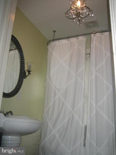 6401 Banbury Road Baltimore, MD 21239 - Photo 15 of 22 Hall Bath