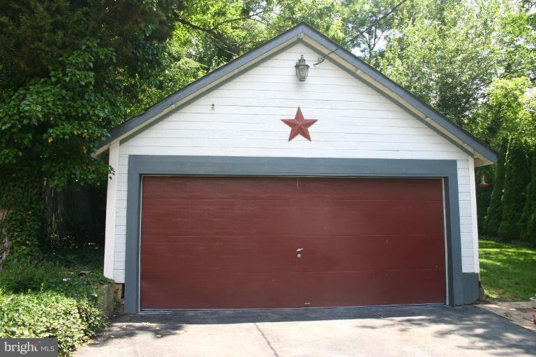 6401 Banbury Road Baltimore, MD 21239 - Photo 3 of 22 2 Car Garage with Storage