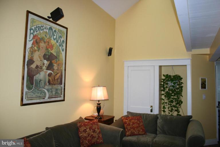 6401 Banbury Road Baltimore, MD 21239 - Photo 4 of 22 First Floor Family Room